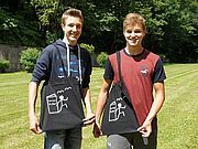 Foto von zwei Schülern mit selbst kreierten Taschen